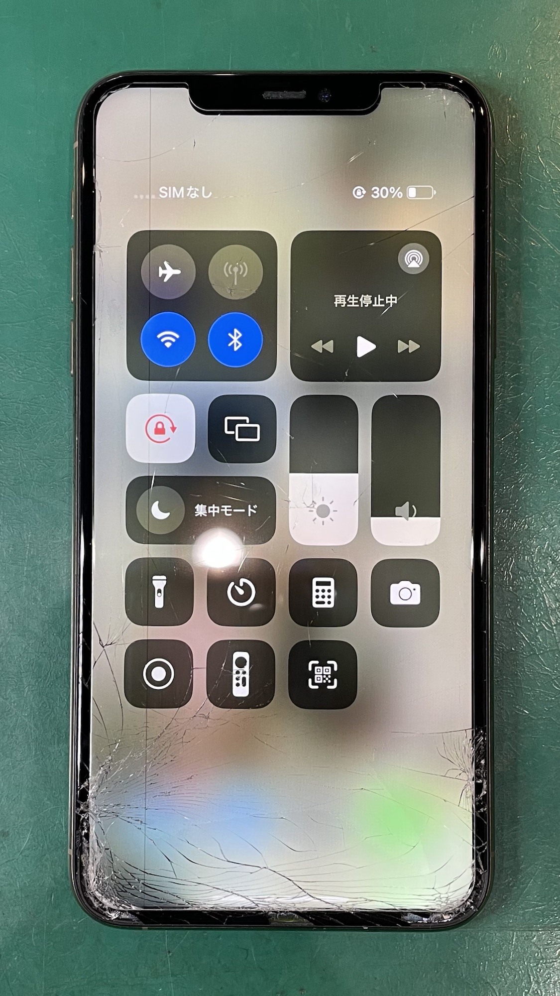 液晶が破損したiPhone11ProMax