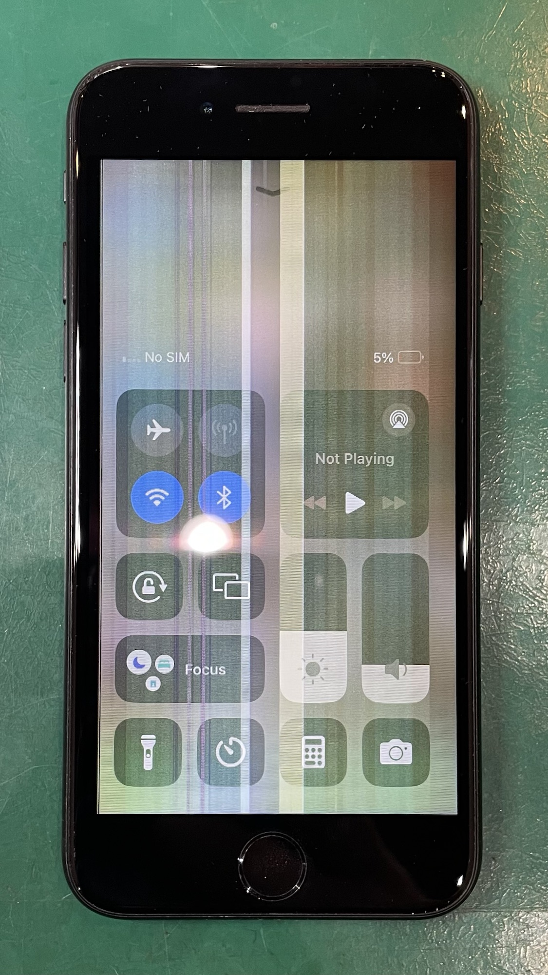 液晶が破損したiPhoneSE2