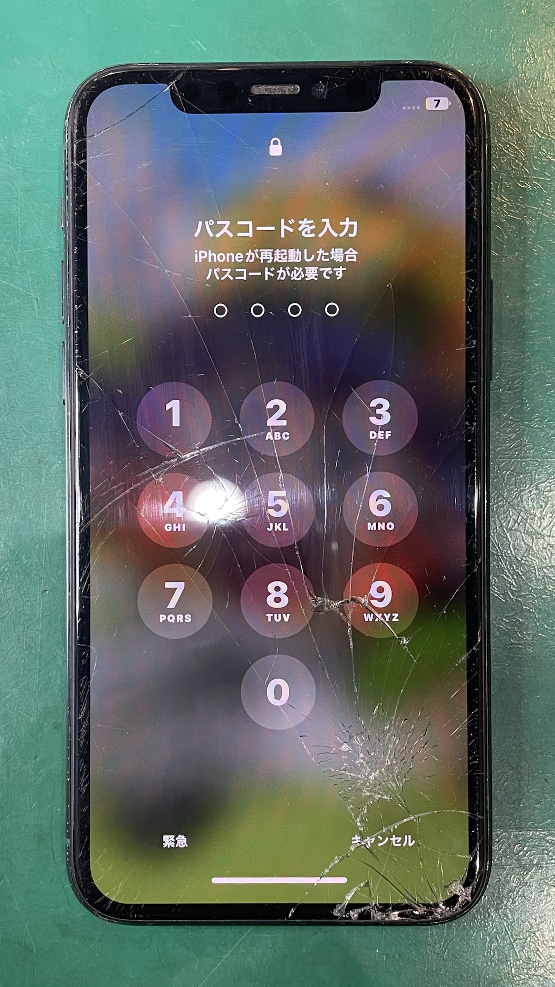 液晶が破損したiPhone11Pro