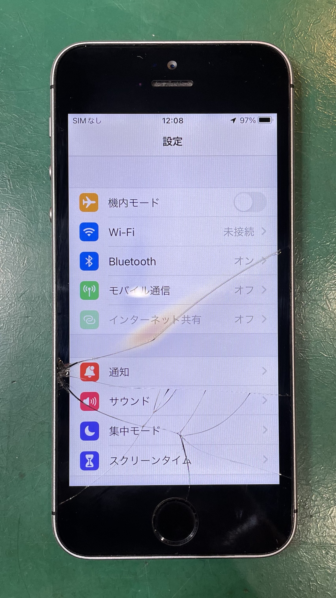 液晶が破損したiPhoneSE