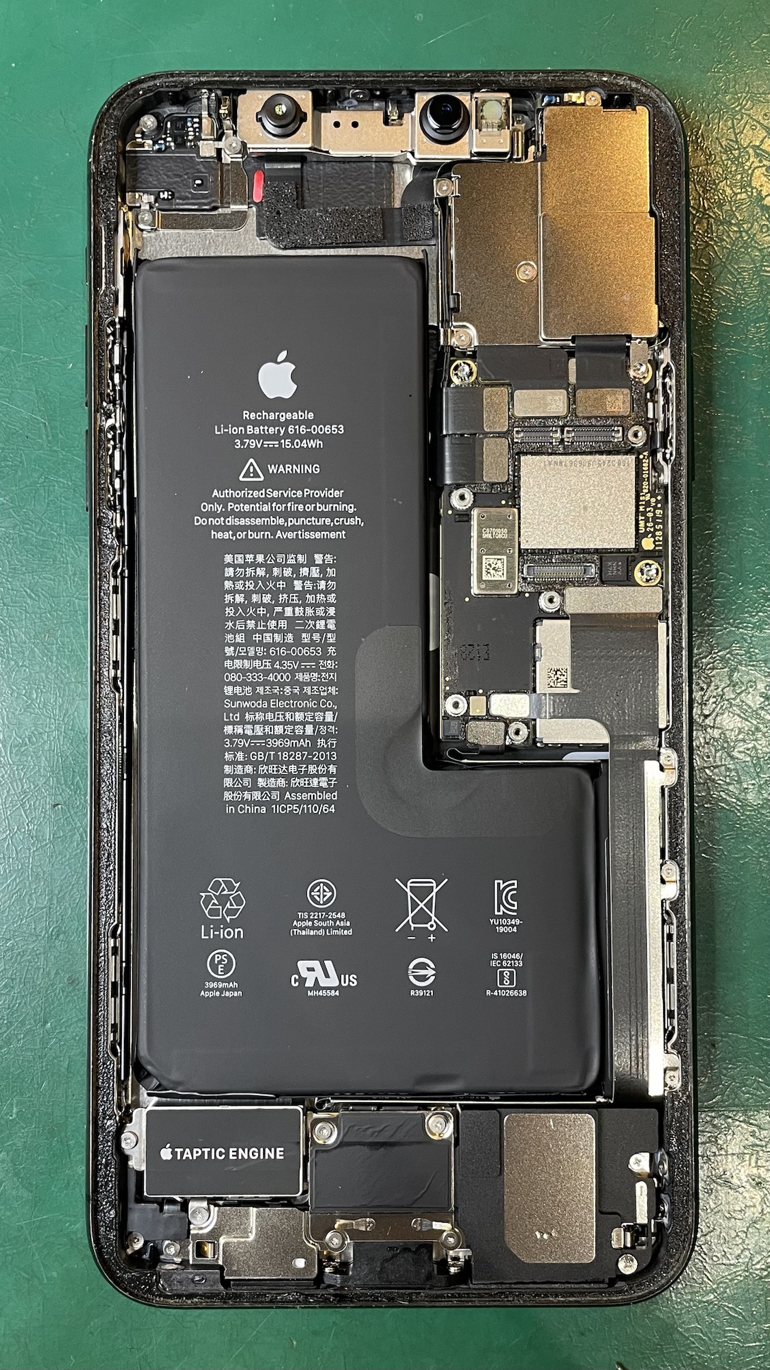 水没したiPhone11ProMaxの内部