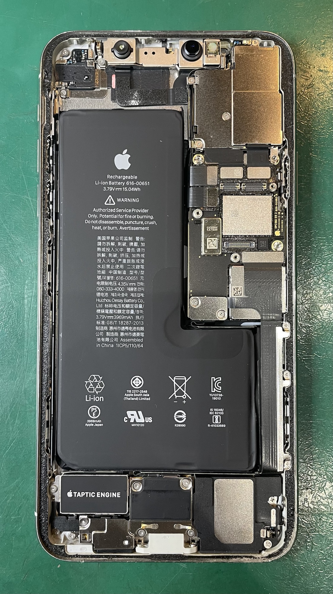 iPhone11ProMaxの内部