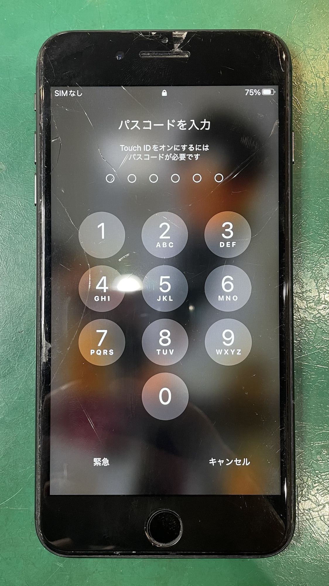 画面が破損したiPhone8Plus