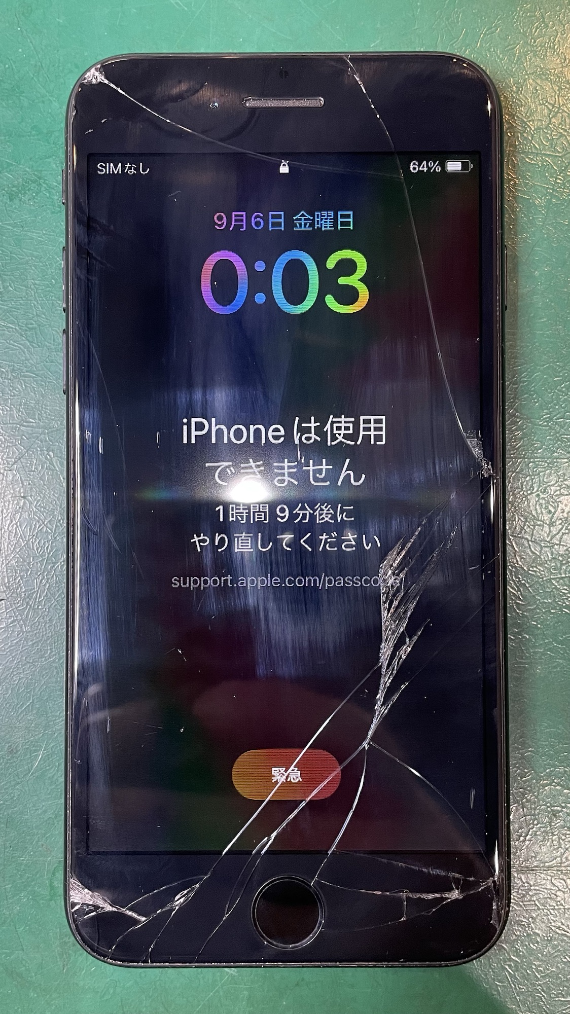 液晶が破損したiPhoneSE2