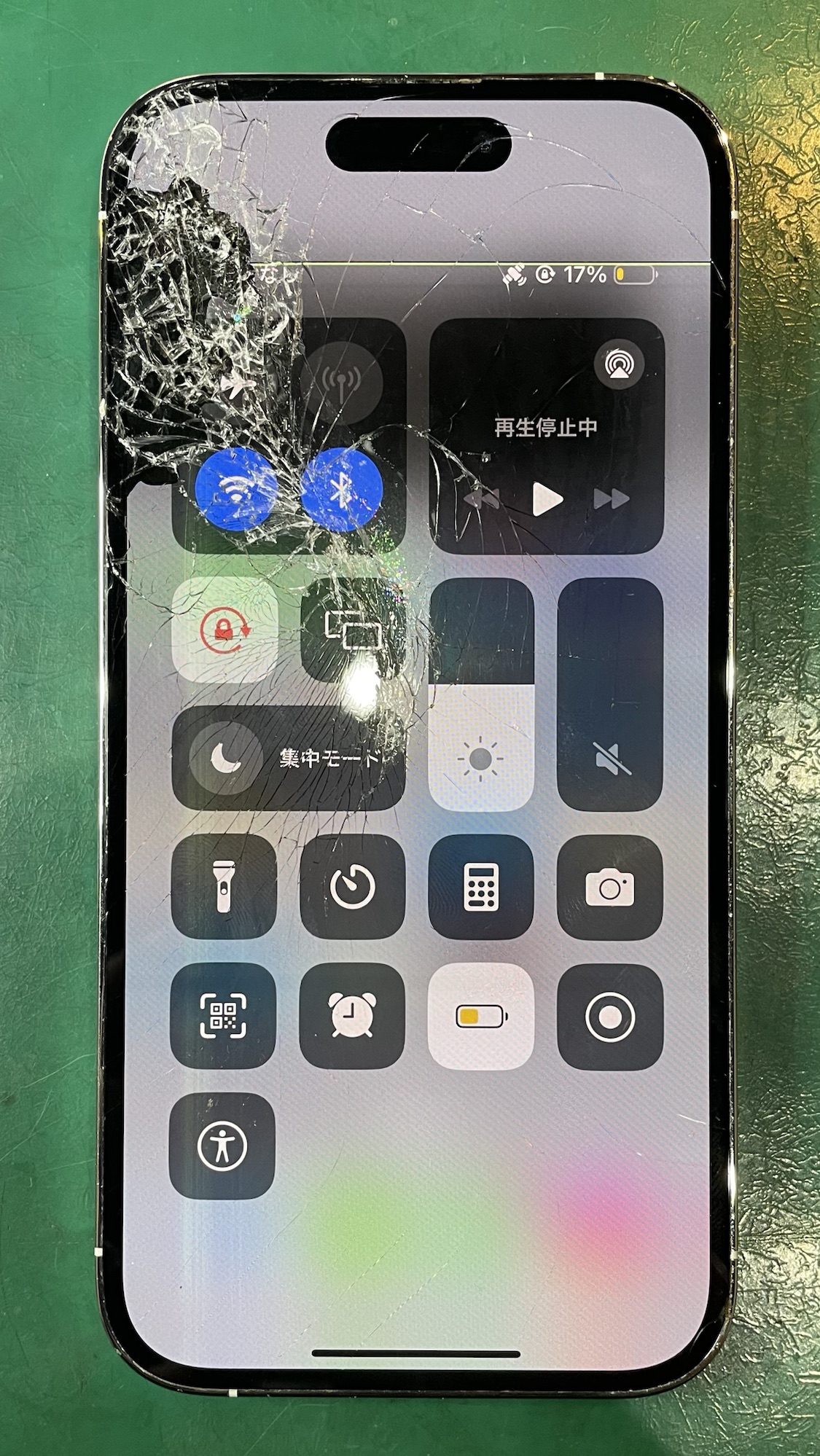 交通事故で破損したiPhone14Pro