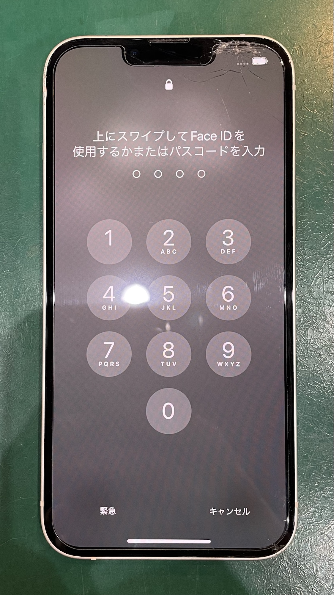 液晶が破損したiPhone13